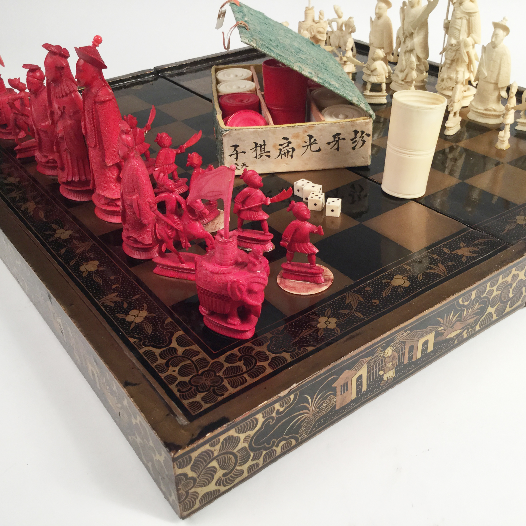 Chine, Boite de jeu pliante formant jeu d'checs et jeu de jacquet (Backgammon), 19me sicle
