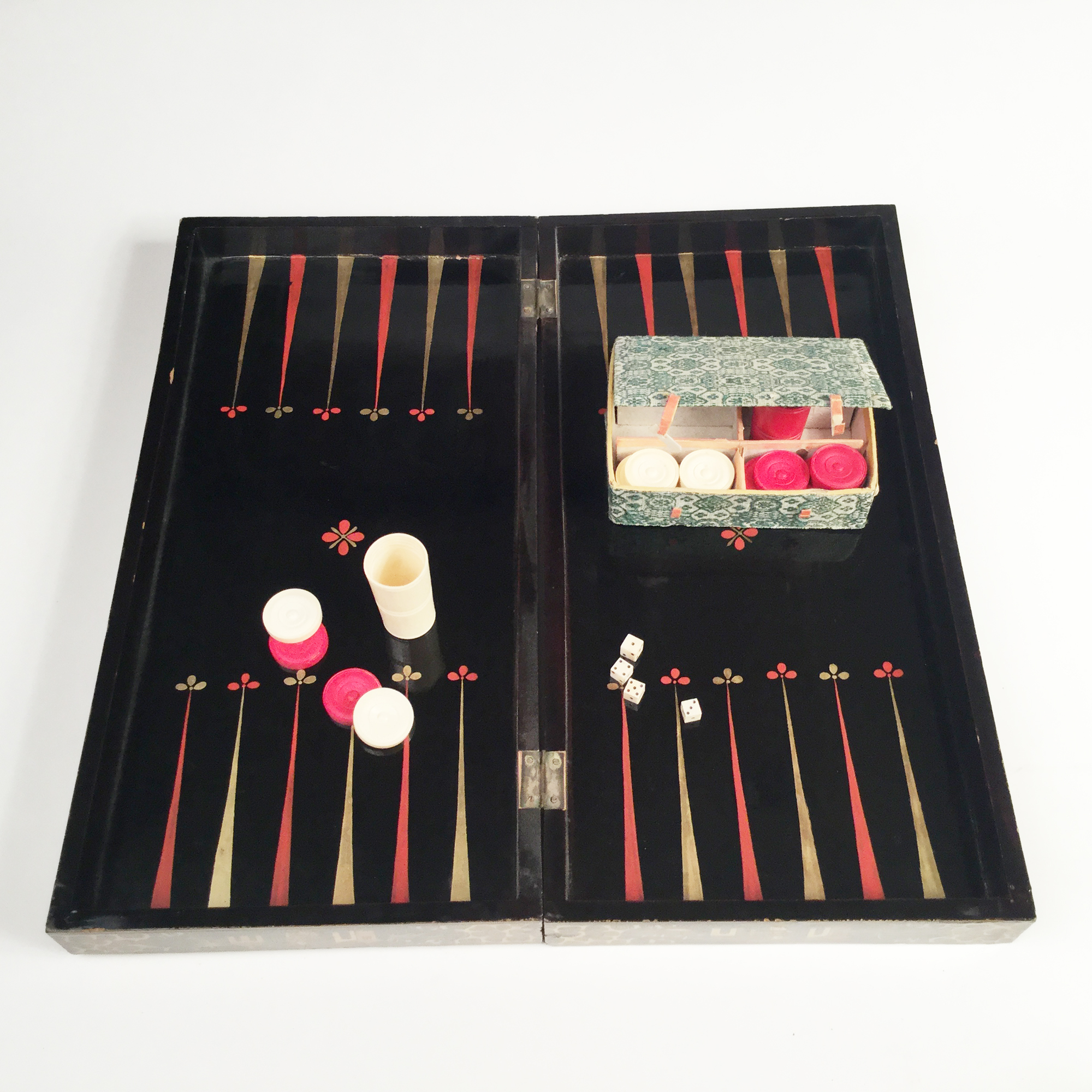 Chine, Boite de jeu pliante formant jeu d'checs et jeu de jacquet (Backgammon), 19me sicle