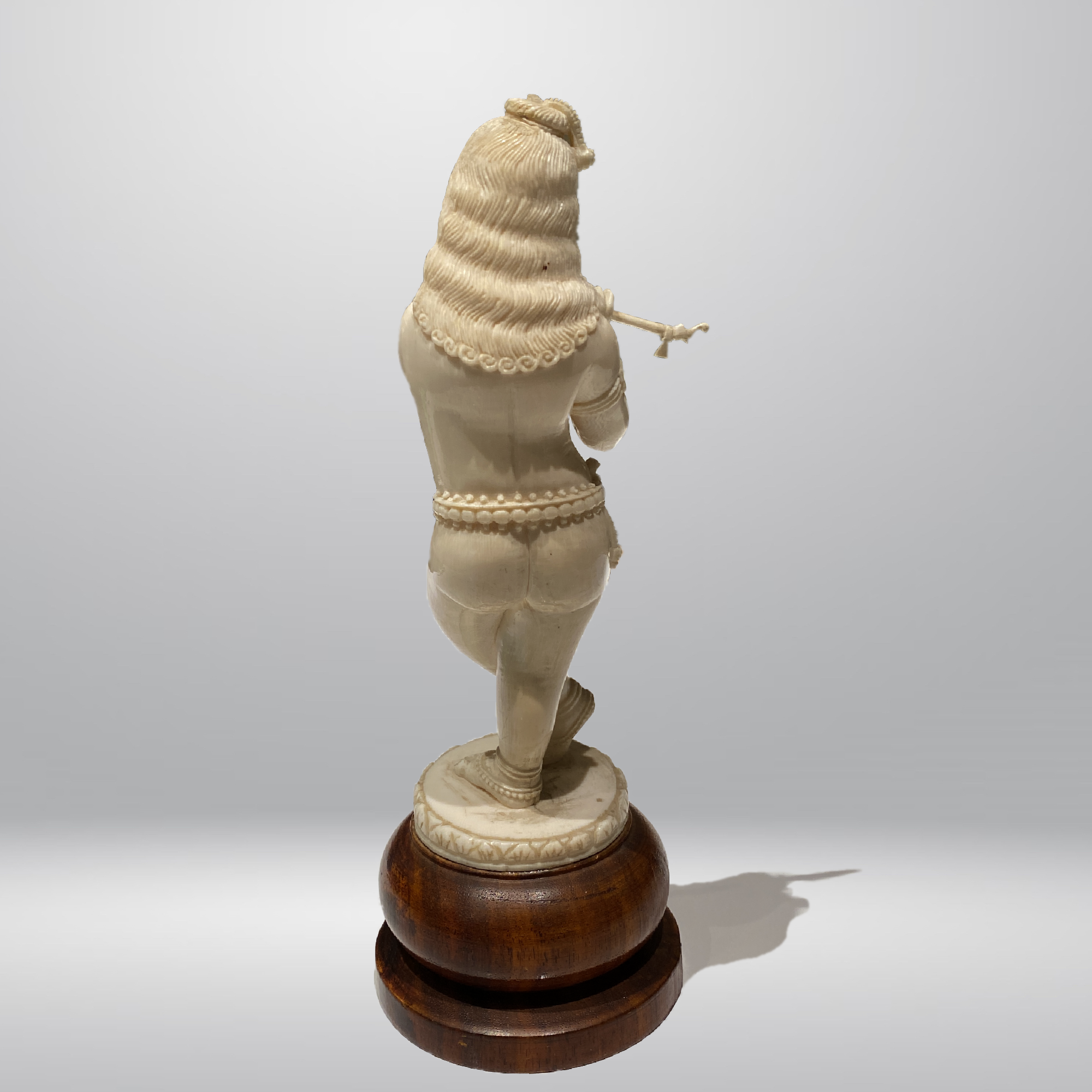 Krishna jouant de la flute, ivoire Anglo-Indien, fin du  19me Sicle