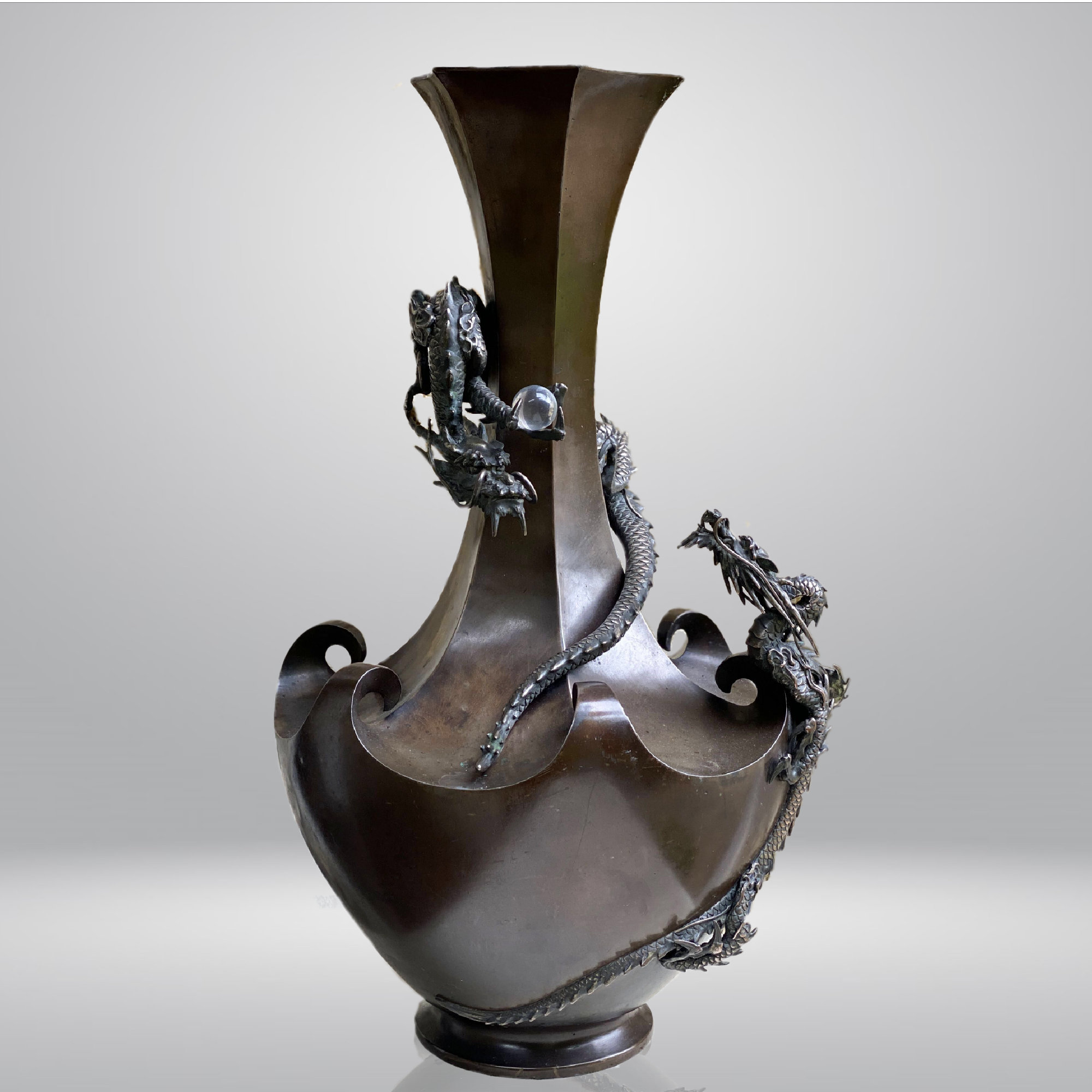 Vendu Japon, Vase en bronze  dcor de dragons, poque Meiji, vers 1880