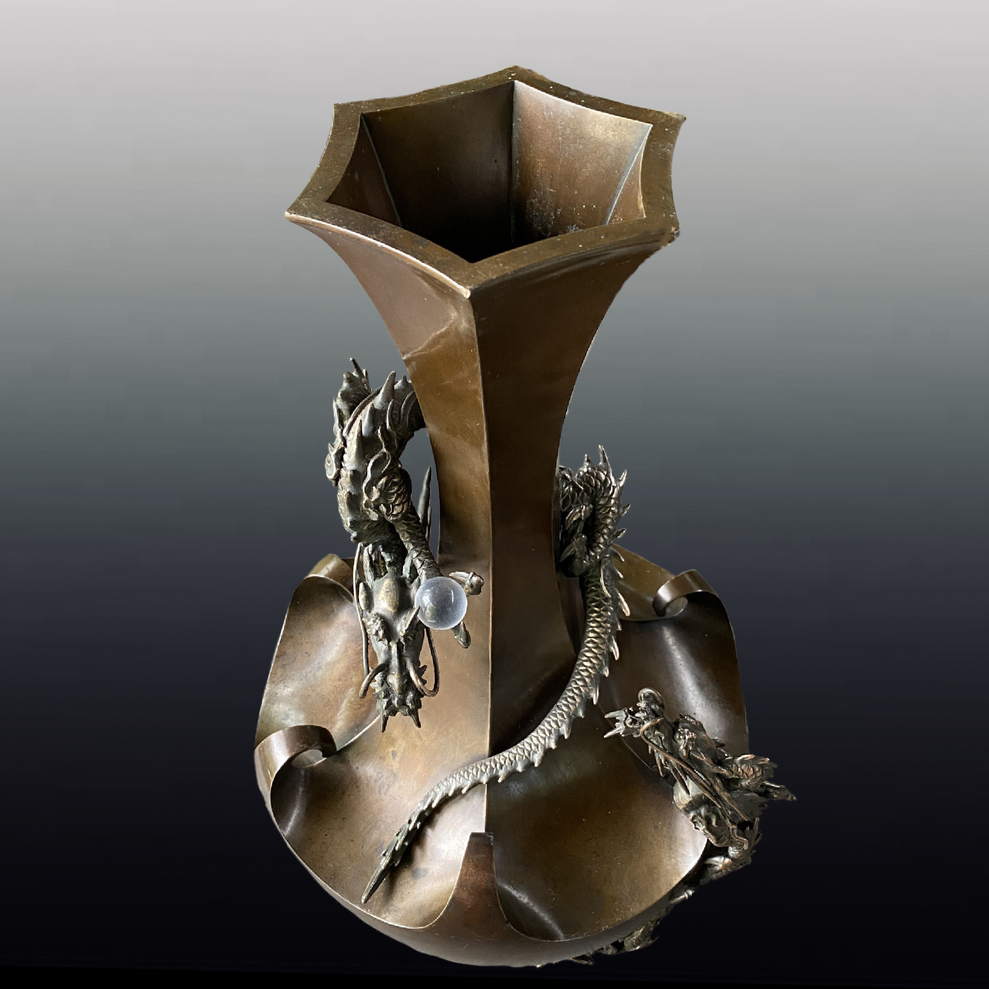 Vendu Japon, Vase en bronze  dcor de dragons, poque Meiji, vers 1880