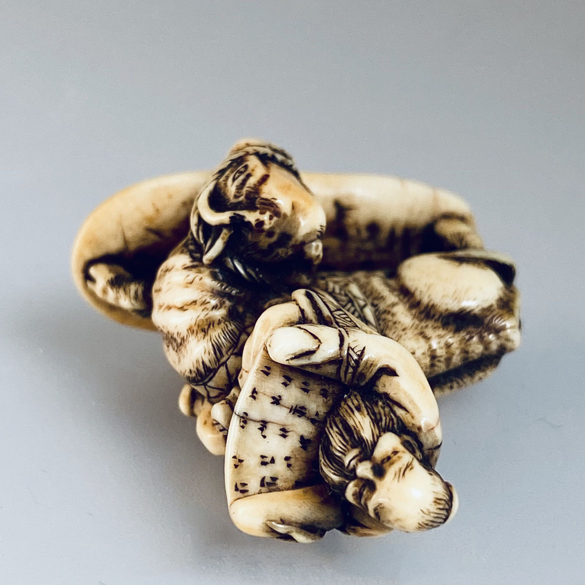 Japon, netsuke en ivoire  R-shi sur son buf, Masatsugu, 19e