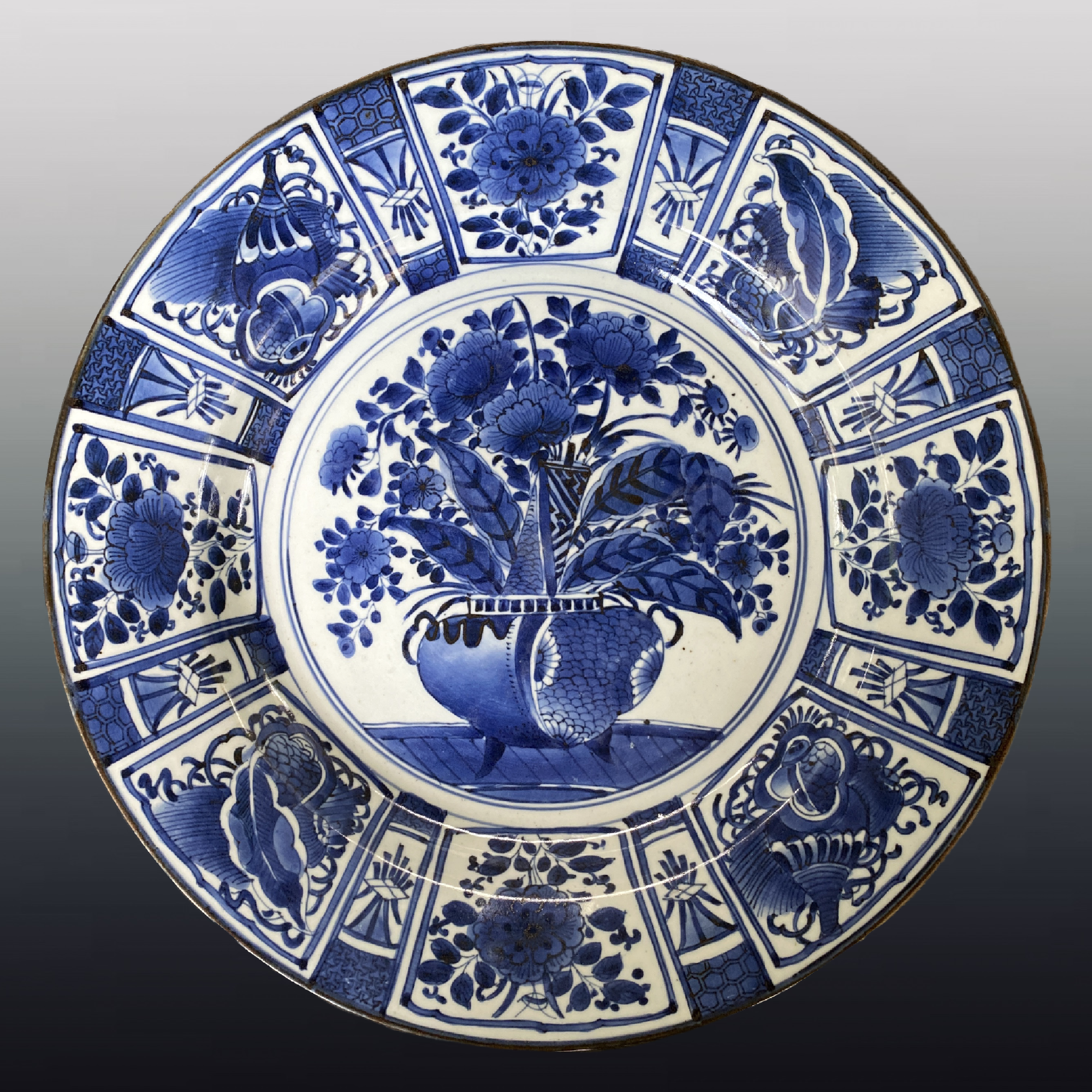 Japan, grand plat blanc, Arita, poque Edo.