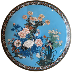 Japon, très grand plat en émaux cloisonné, XIXe siècle.