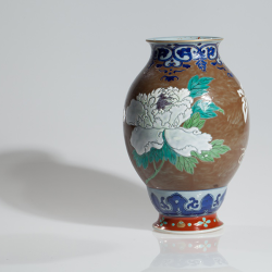 Japon, Vase en porcelaine à décor de pivoines, Vers 1920.