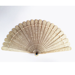 Vendu/ sold Chine, Eventail de Canton, ivoire, vers 1800- 1820.