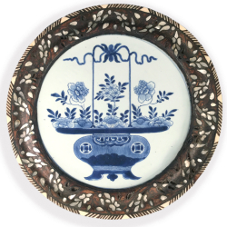 VENDU Chine et Orient, Plat Bleu blanci à monture en bois, époque Kangxi
