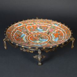 Chine, plat en porcelaine de Canton, monté en bronze, 19ème siècle.