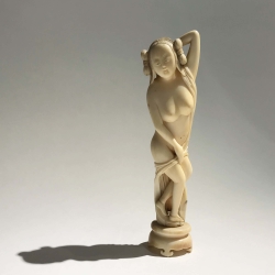 Femme médecin, ivoire, Chine, milieu de l'époque Qing.