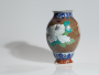 Japon, Vase en porcelaine à décor de pivoines, Vers 1920.
