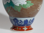 Japon, Vase en porcelaine à décor de pivoines, Vers 1920.