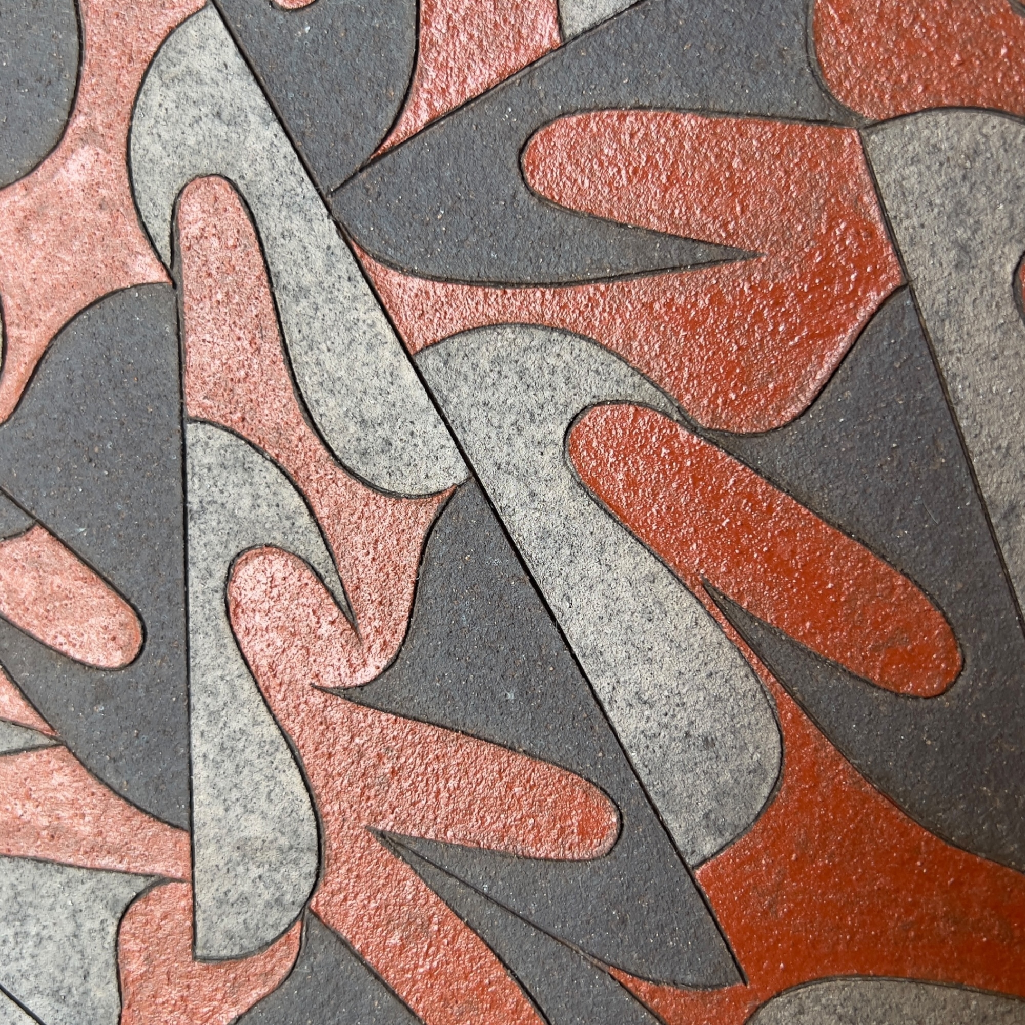 Plaque en cramique grave et maille, Asano Masaru, vers 1980.