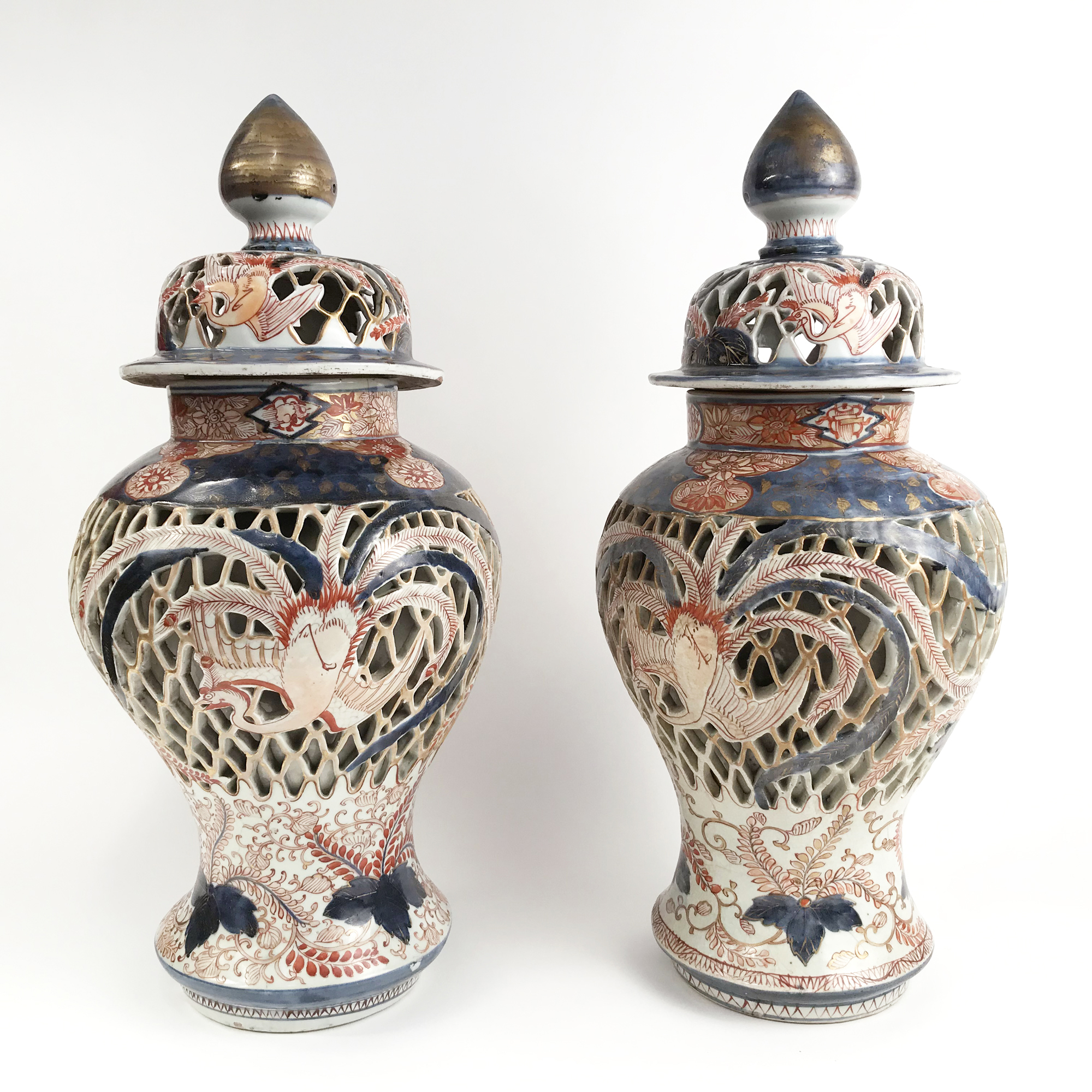 Vendu/Sold Paire de vases en porcelaine d'Arita, Japon poque Edo, circa 1664-1700