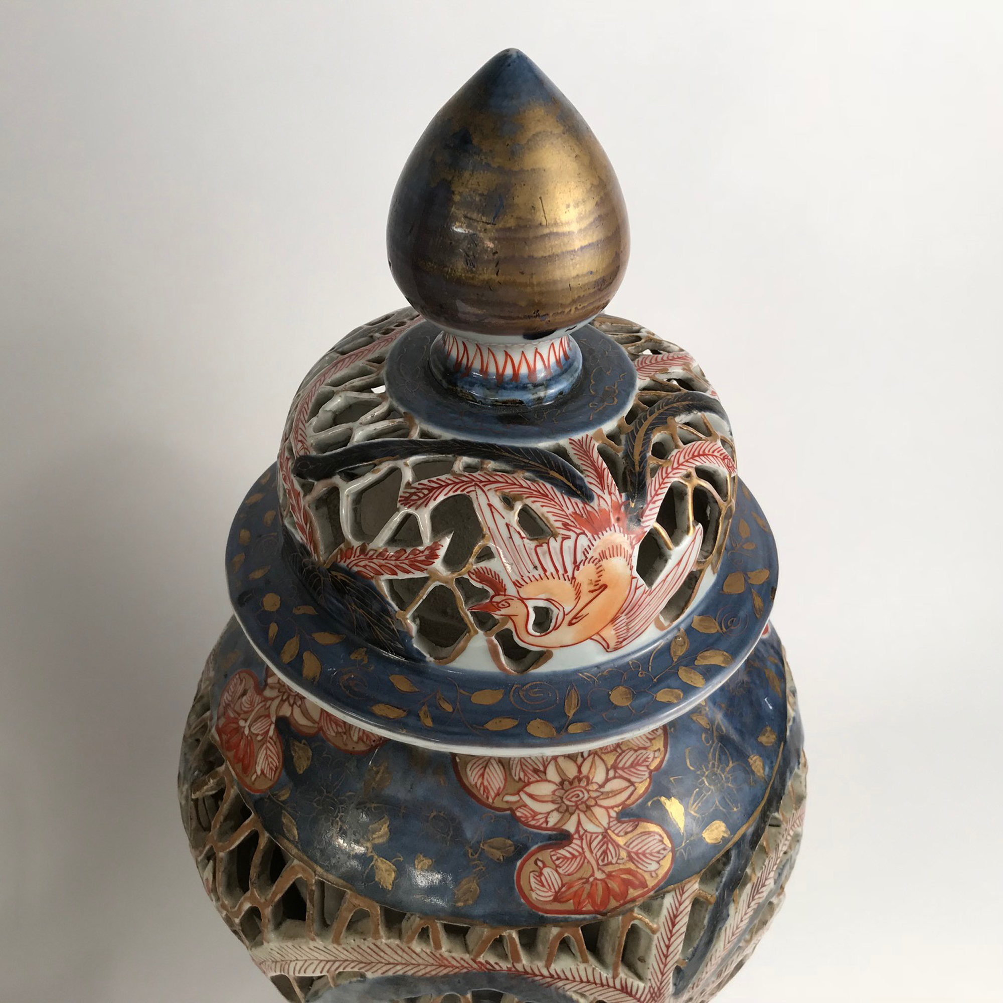 Vendu/Sold Paire de vases en porcelaine d'Arita, Japon poque Edo, circa 1664-1700