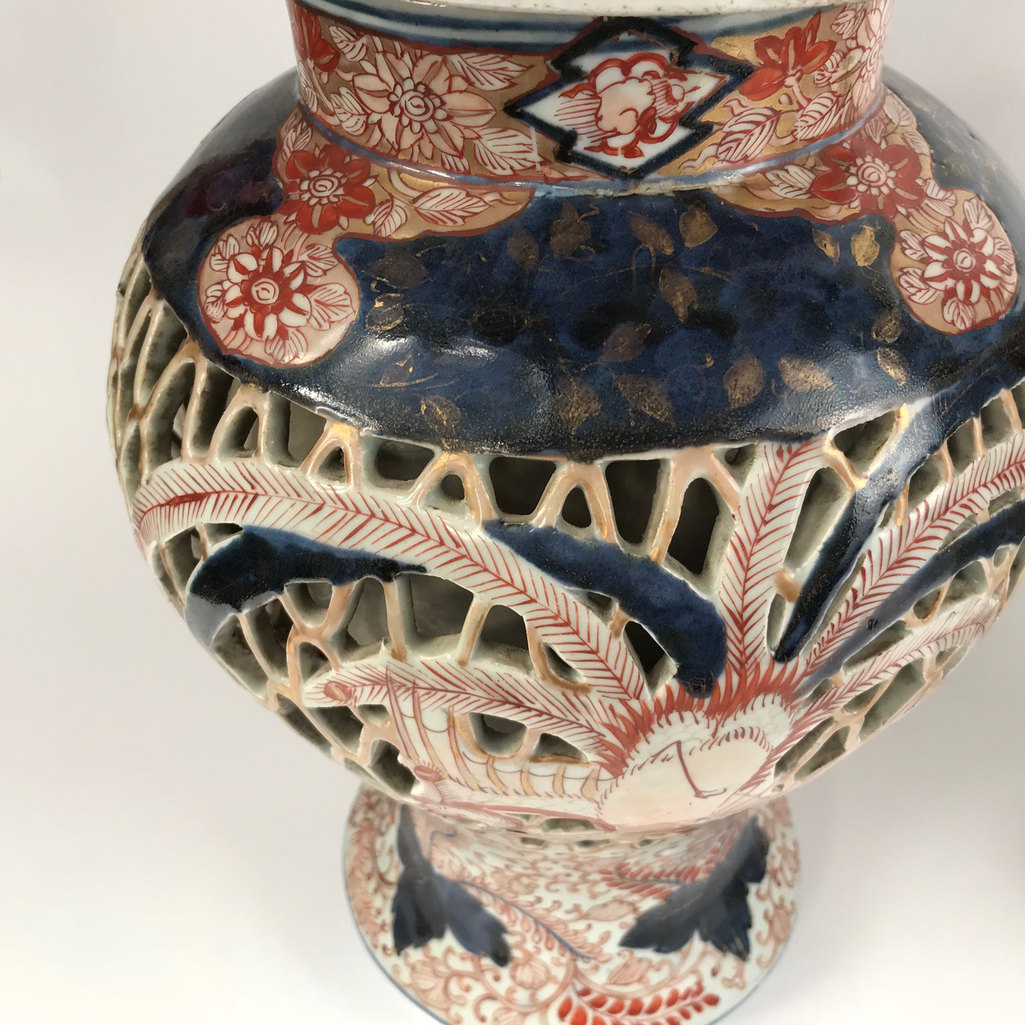 Vendu/Sold Paire de vases en porcelaine d'Arita, Japon poque Edo, circa 1664-1700
