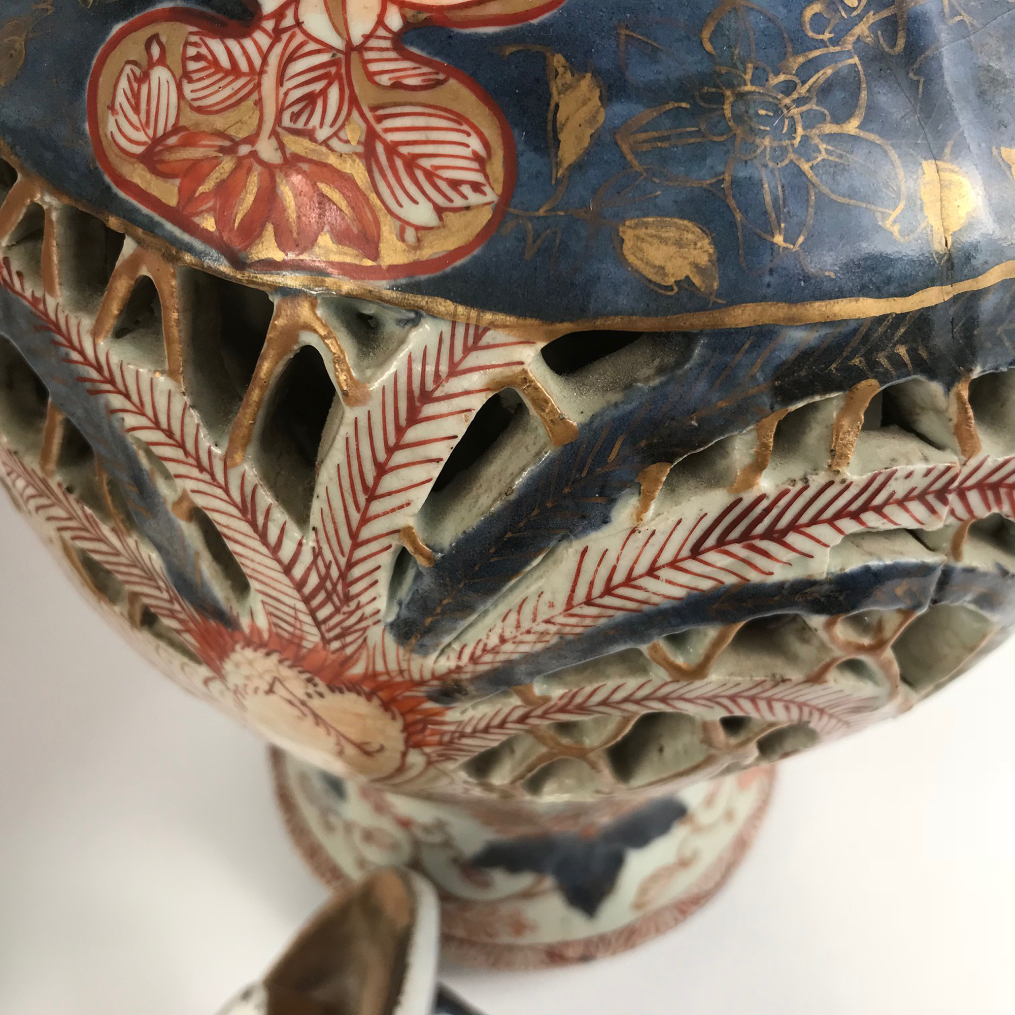 Vendu/Sold Paire de vases en porcelaine d'Arita, Japon poque Edo, circa 1664-1700