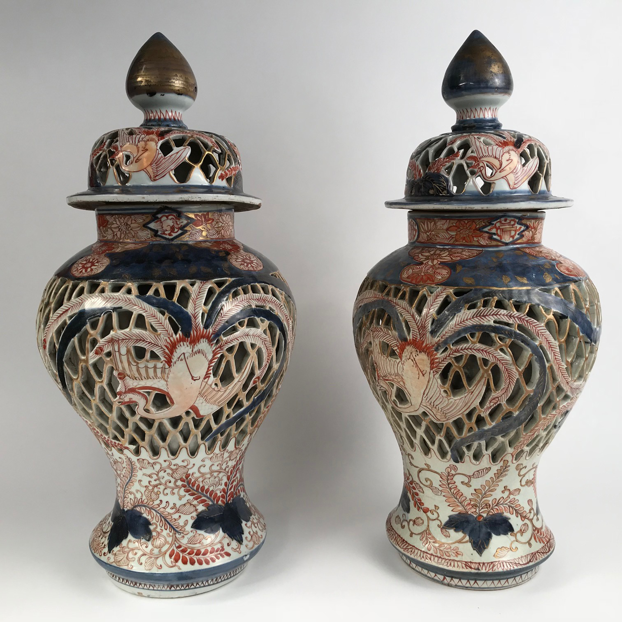 Vendu/Sold Paire de vases en porcelaine d'Arita, Japon poque Edo, circa 1664-1700