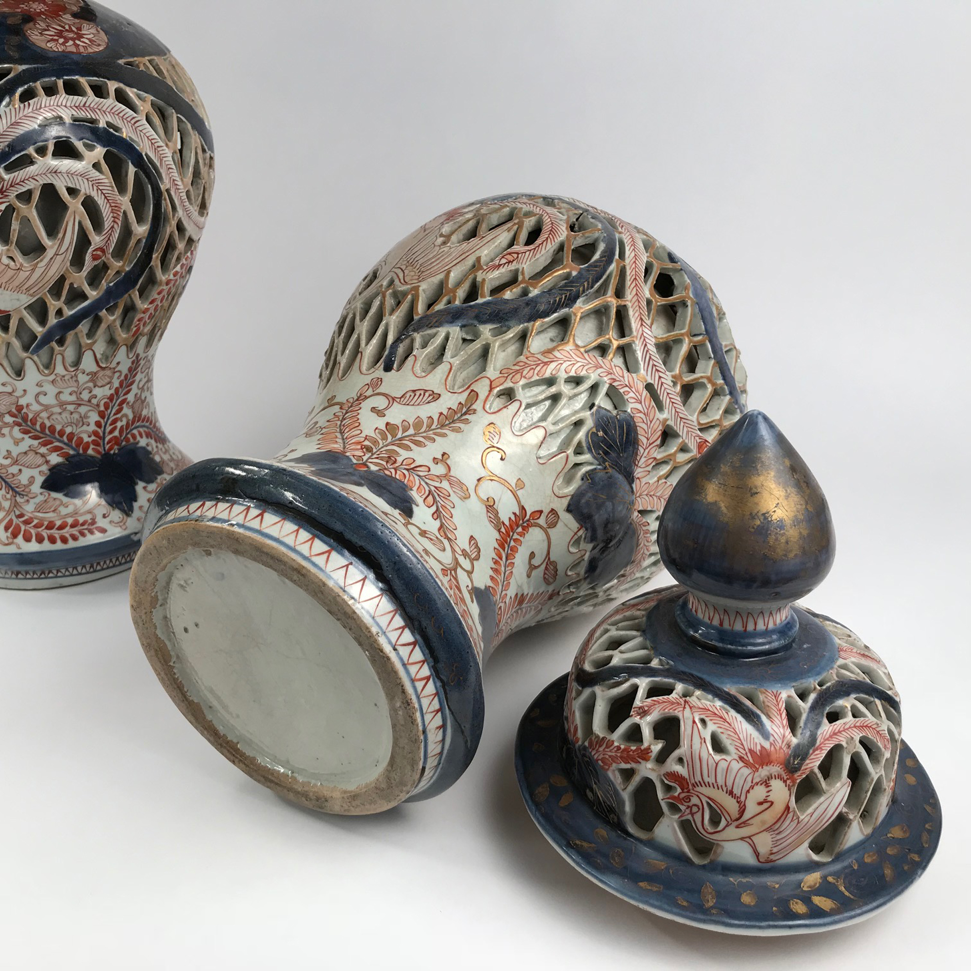 Vendu/Sold Paire de vases en porcelaine d'Arita, Japon poque Edo, circa 1664-1700