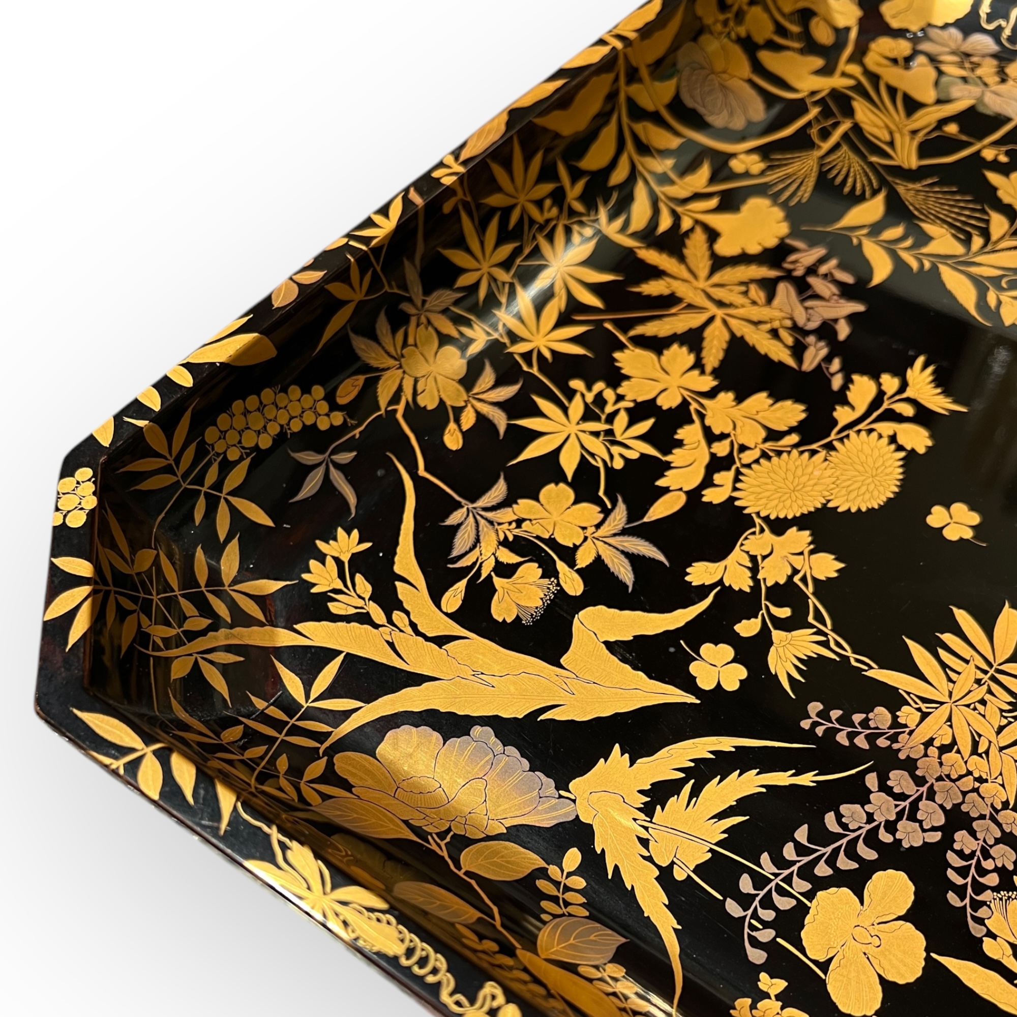 Japon, plateau en laque  dcor de fleurs, fin de lpoque Meiji.
