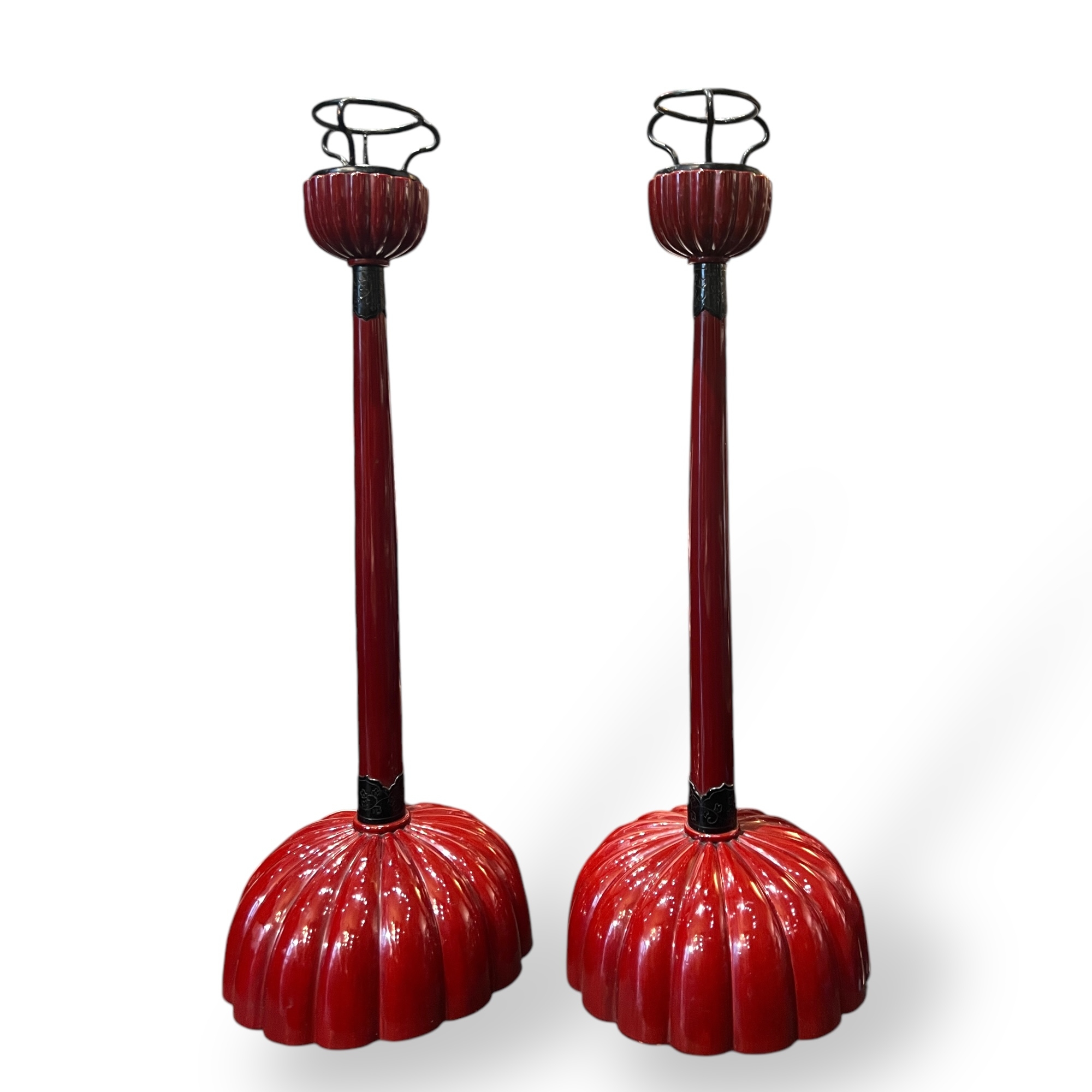 Japon  Paire de bougeoirs shokudai en laque rouge profond, poque Meiji, XIXe sicle