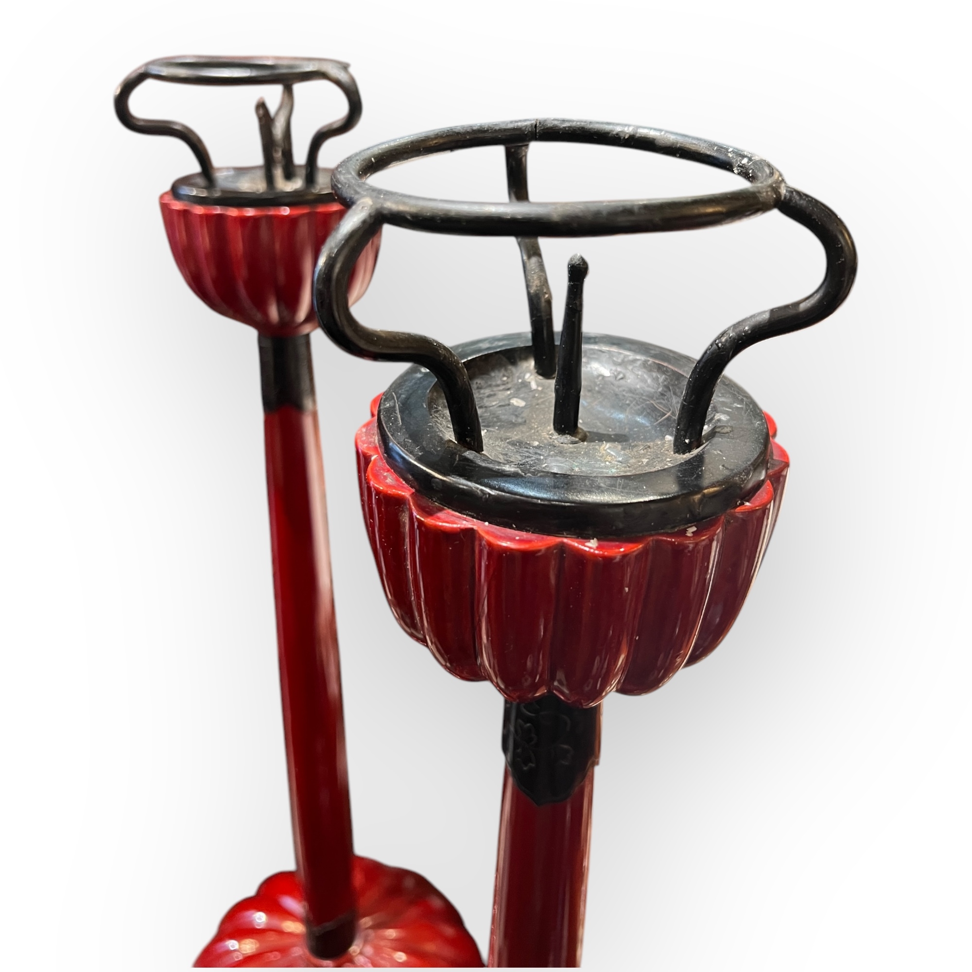 Japon  Paire de bougeoirs shokudai en laque rouge profond, poque Meiji, XIXe sicle