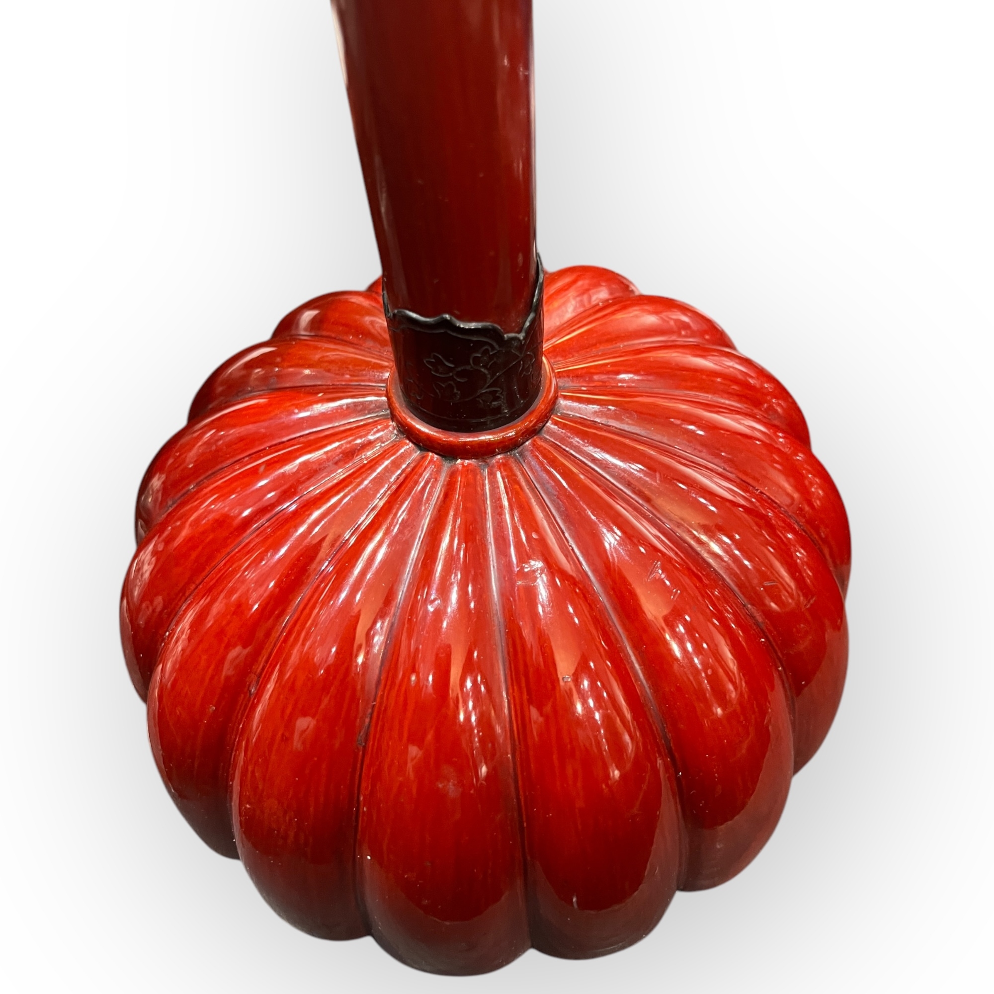 Japon  Paire de bougeoirs shokudai en laque rouge profond, poque Meiji, XIXe sicle