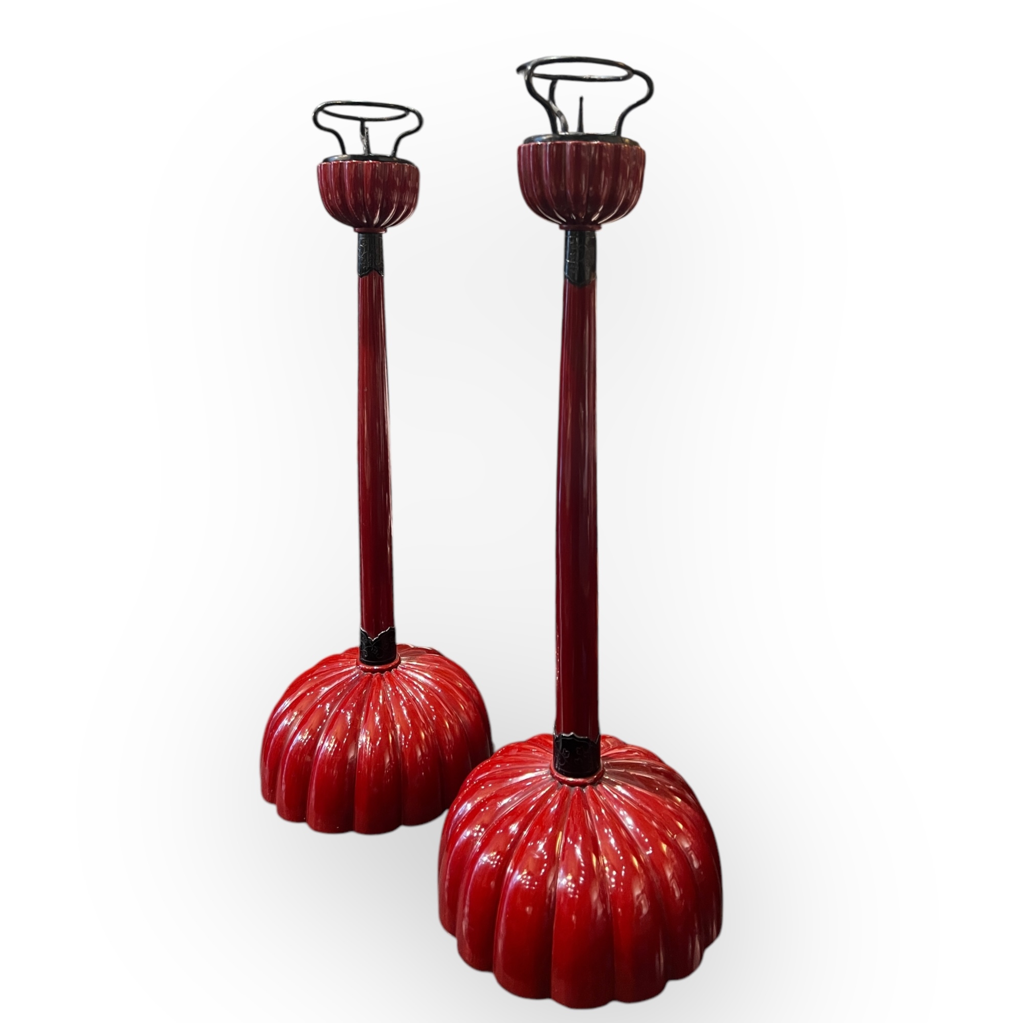 Japon  Paire de bougeoirs shokudai en laque rouge profond, poque Meiji, XIXe sicle