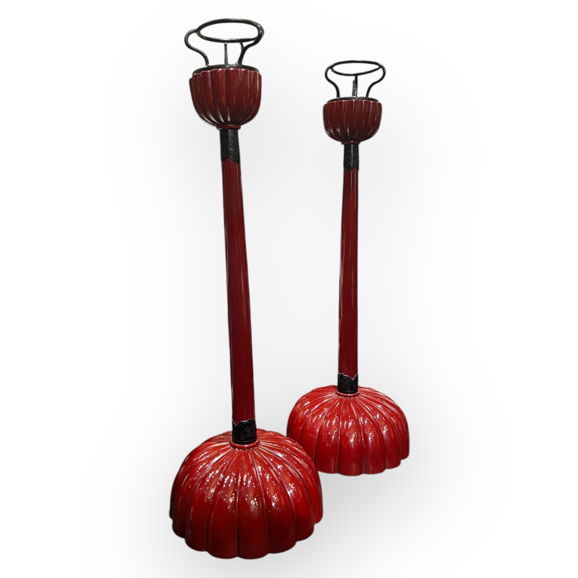 Japon  Paire de bougeoirs shokudai en laque rouge profond, poque Meiji, XIXe sicle