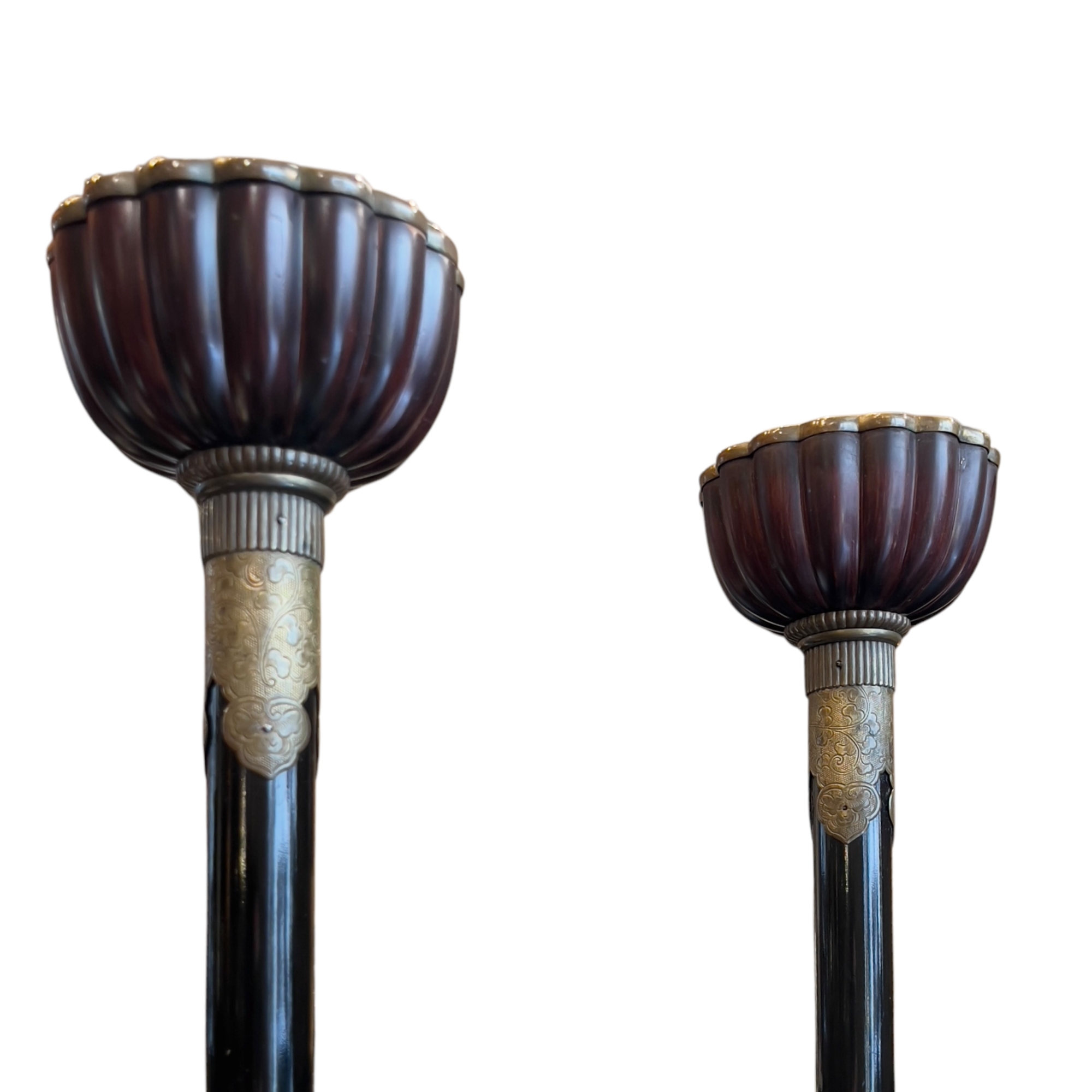 Japon  Paire de grands bougeoirs shokudai en laque noire, poque Meiji, XIXe sicle
