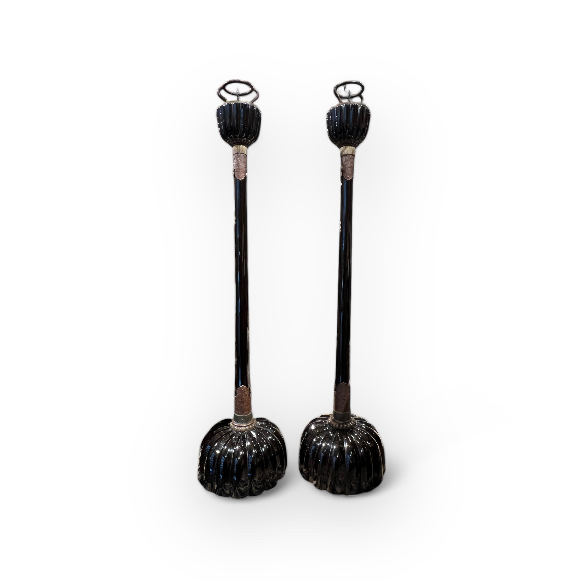 Japon  Paire de bougeoirs shokudai en laque noire, poque Meiji, XIXe sicle