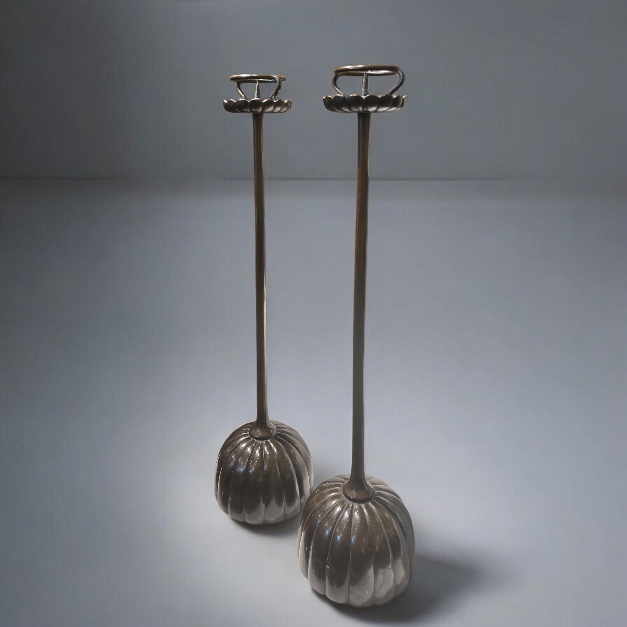Japon, Pair de bougeoirs Shokudai en bronze, 19me sicle