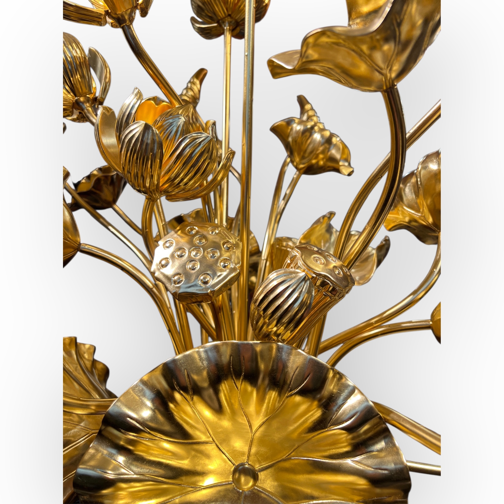 Vendu/ sold Ensemble de 26 fleurs et feuilles de lotus en bois dor, Japon, poque Showa.