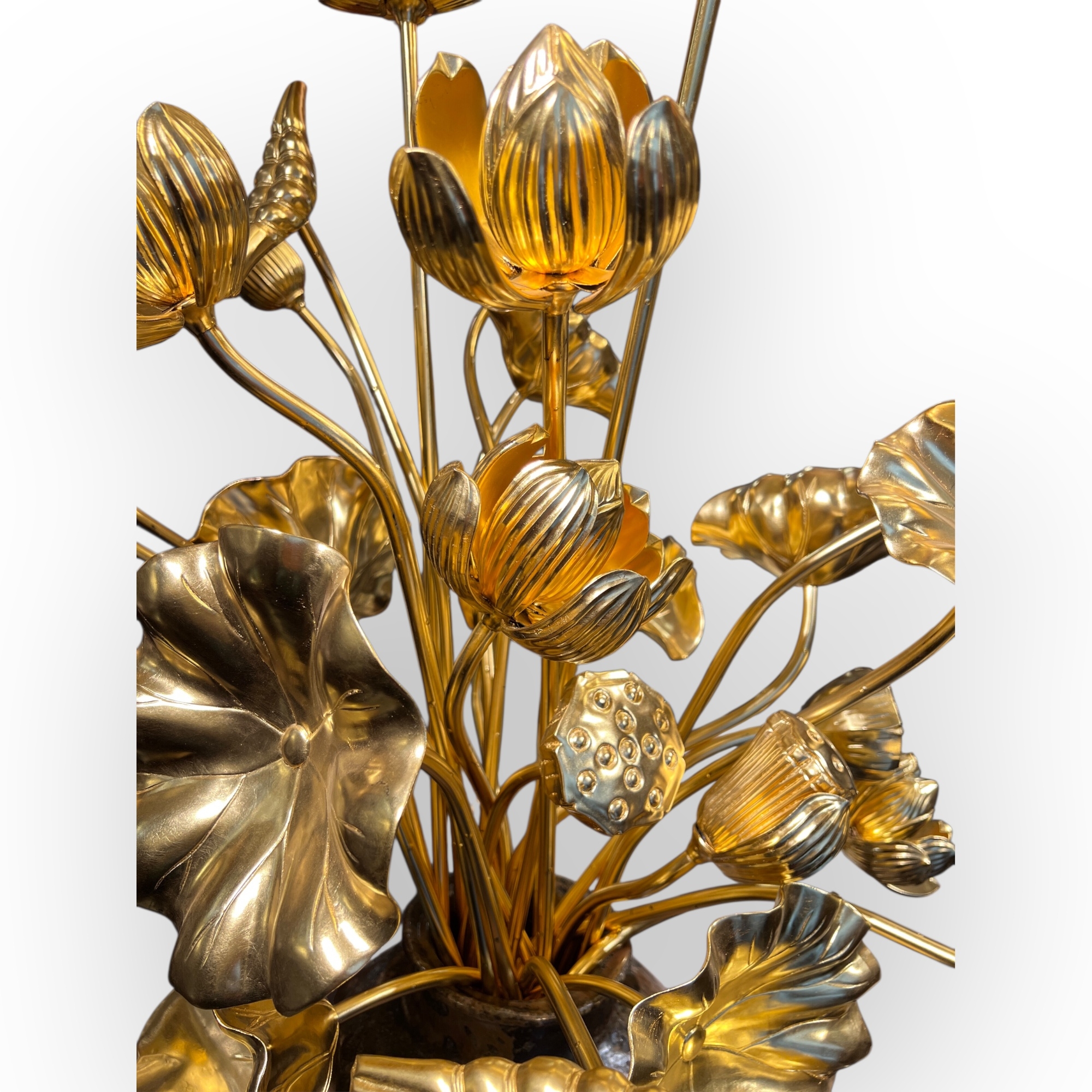 Vendu/ sold Ensemble de 26 fleurs et feuilles de lotus en bois dor, Japon, poque Showa.