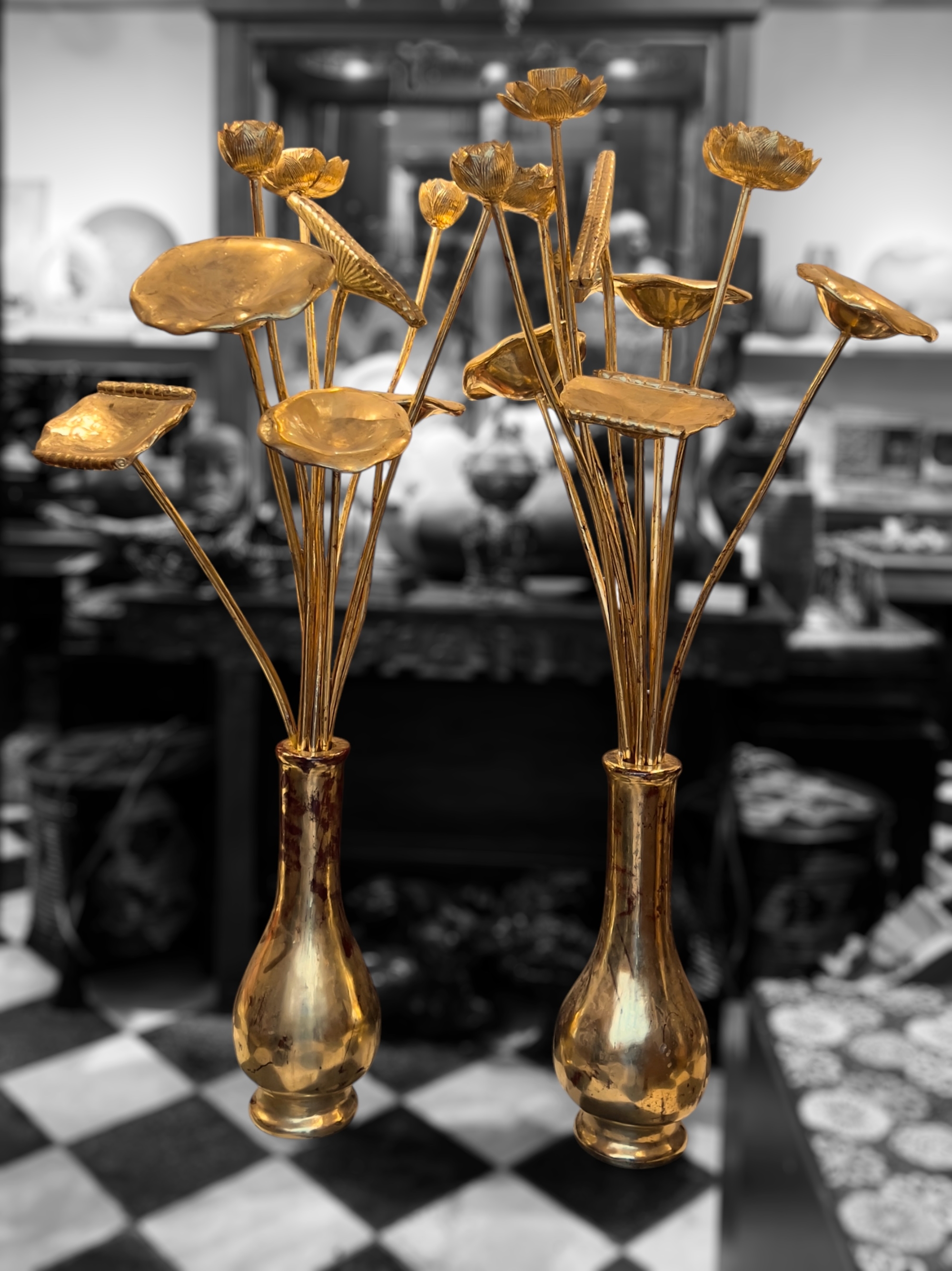 Trs grande paire de bouquets de fleurs en bois dor, Japon poque Taisho-Showa