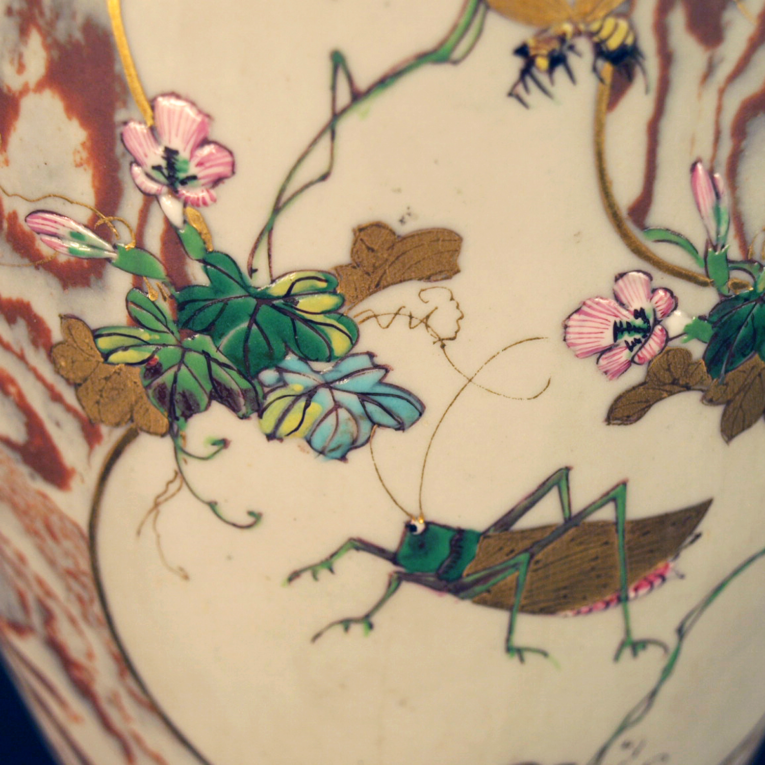 Japon, paire de vases marbrs et maills, Banko, poque Meiji.