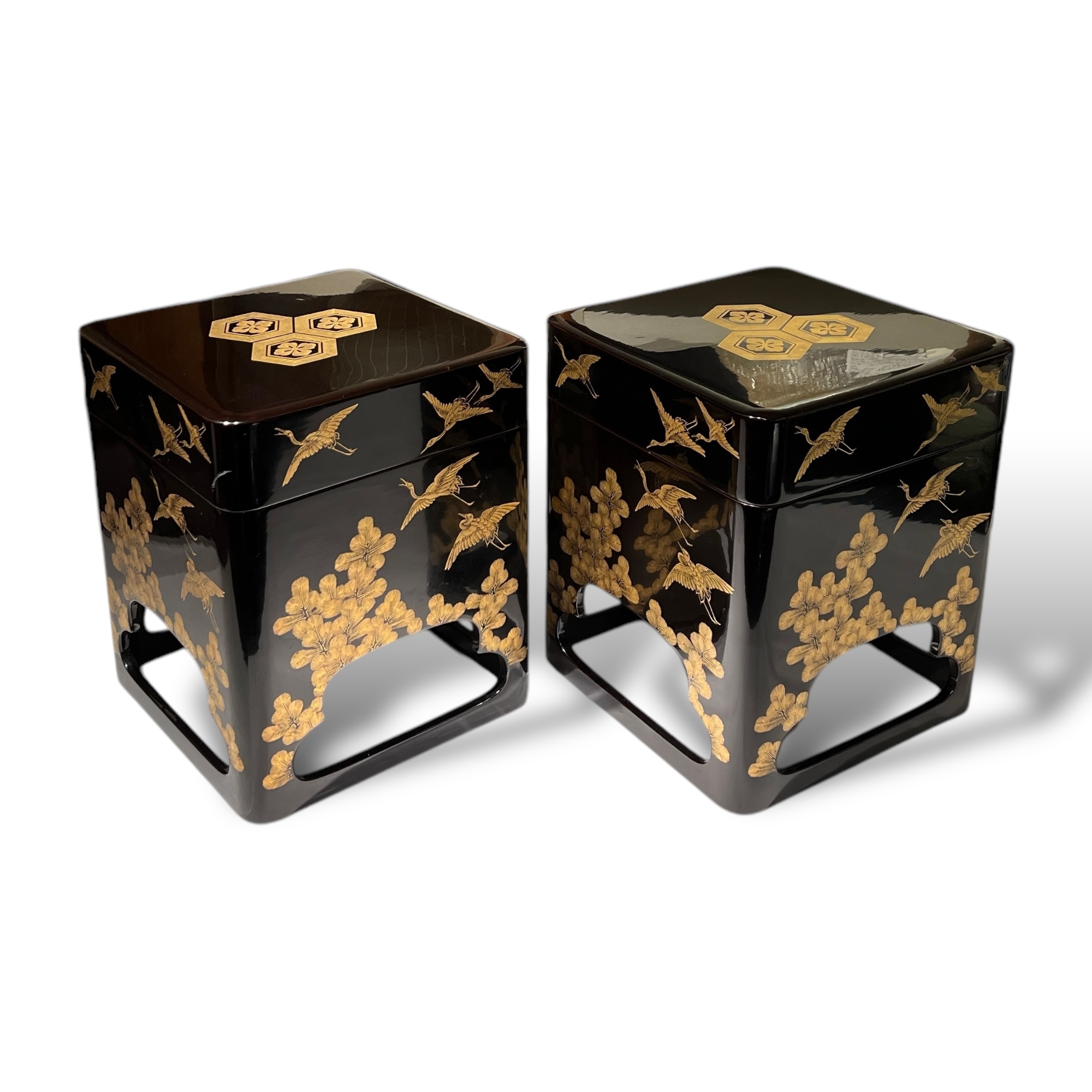 vendu Paire de grandes boites en laque, Japon vers 1900-1920
