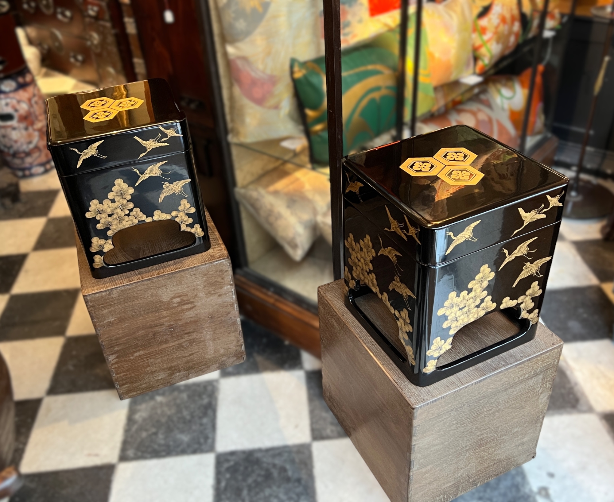 vendu Paire de grandes boites en laque, Japon vers 1900-1920