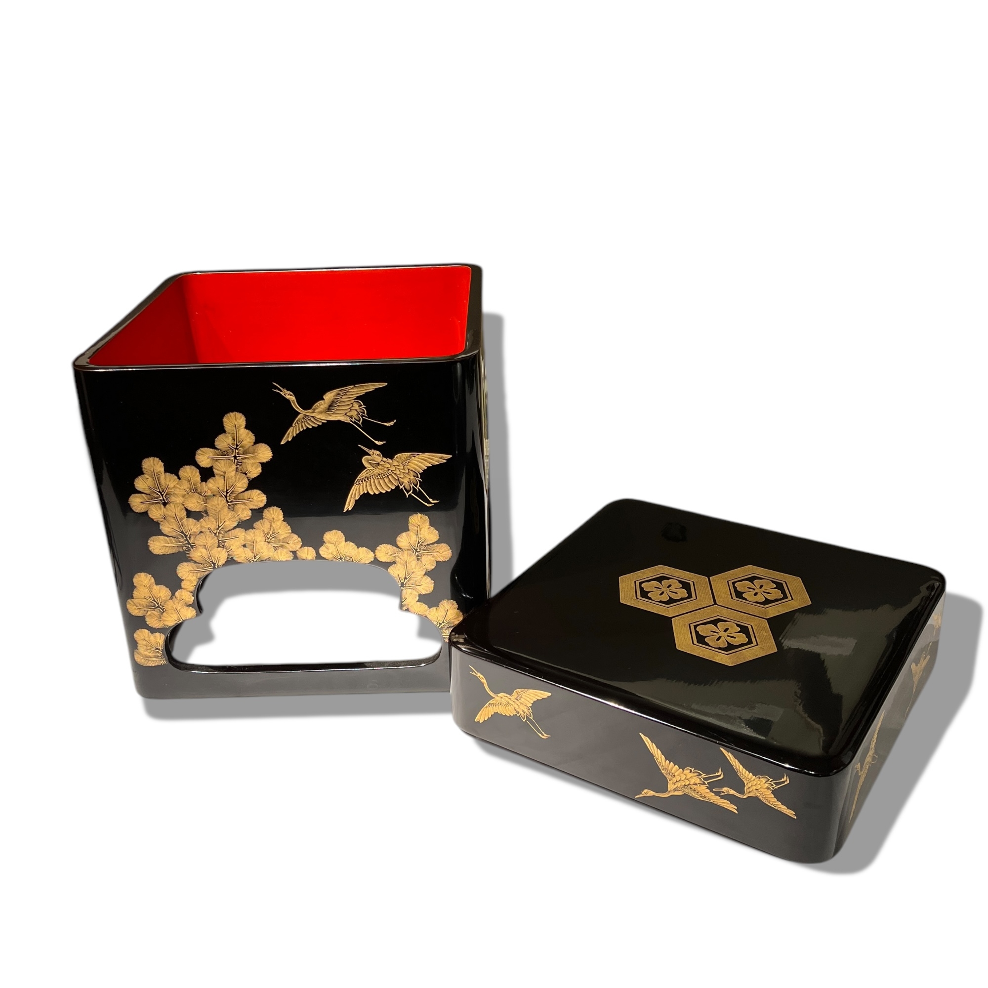 vendu Paire de grandes boites en laque, Japon vers 1900-1920