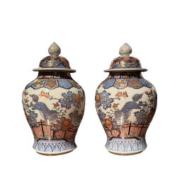 Paire de vases potiches couvertes en porcelaine de Arita à décor Imari