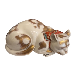 Japon, Chat endormi en porcelaine japonaise de Kutani, époque Meiji